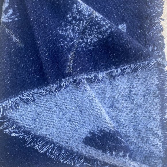 Navy Feathered Patterned Scarf/Cape/Blanket Scarf Reversable 100% Viscose - Picture 6 of 8